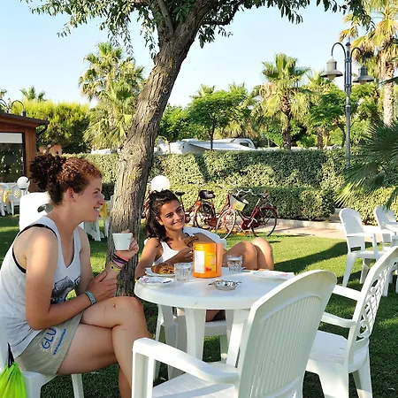 פארק נופש Don Antonio Glamping Village ג'וליאנובה